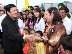 Chủ tịch nước thăm cán bộ, nhân dân xã Vĩnh Thạch, huyện Vĩnh Linh (Quảng Trị). (Ảnh: Nguyễn Khang/TTXVN)