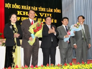 Lãnh đạo tỉnh Lâm Đồng chúc mừng ông Trương Văn Thu (thứ hai - từ trái) và ông Đoàn Văn Việt (thứ hai - từ phải) nhận nhiệm vụ mới. (Nguồn: Báo Lâm Đồng)
