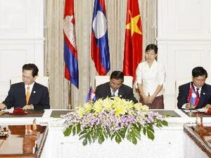Thủ tướng ba nước Việt-Lào-Campuchia ký Tuyên bố Phnom Penh về việc thúc đẩy tam giác phát triển CLV tại CLV 6. (Ảnh: Đức Tám/TTXVN)