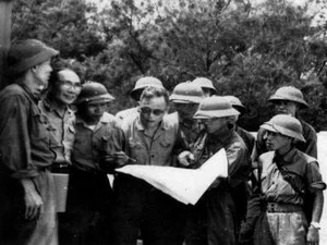 Đại tướng Chu Huy Mân (đeo kính, thứ 4 từ trái sang) Tư lệnh Quân giải phóng Quân khu 5 trong chiến dịch giải phóng Đà Nẵng (3/1975). (Nguồn: TTXVN)