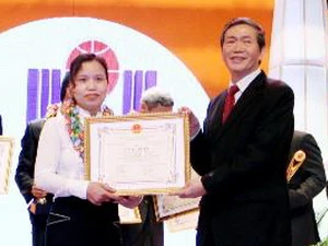 Ông Đinh Thế Huynh, Trưởng Ban Tuyên giáo Trung ương trao giải Nhất của giải thưởng sáng tạo Khoa học Công nghệ Việt Nam năm 2012. (Ảnh: Vũ Sinh/TTXVN)
