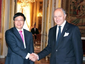 Bộ trưởng Ngoại giao Phạm Bình Minh tiếp xúc với Bộ trưởng Ngoại giao Pháp Laurent Fabius. (Nguồn: Phân xã Paris) 