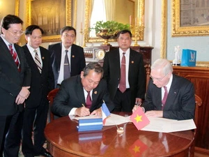 Chánh án Tòa án Nhân dân tối cao Việt Nam Trương Hòa Bình và Chánh án Tòa Phá án của Pháp Vincent Lamande ký thỏa thuận hợp tác. (Nguồn: Phân xã Paris)