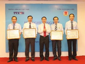 Ông Nguyễn Đức Lợi, Tổng Giám đốc Thông tấn xã Việt Nam trao tặng Kỷ niệm chương cho 4 lãnh đạo của Kiểm toán Nhà nước. (Ảnh: Tuấn Anh/TTXVN)