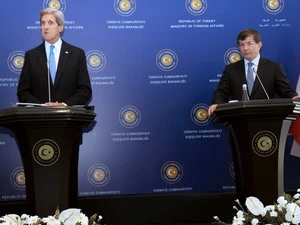 Ngoại trưởng Mỹ John Kerry (trái) và Ngoại trưởng Thổ Nhĩ Kỳ Ahmet Davutoglu (phải) tham dự cuộc họp báo tại Istanbul (Thổ Nhĩ Kỳ) ngày 7/4. (Nguồn: AFP/TTXVN)
