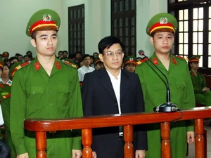 Bị cáo Lê Văn Hiền đứng trước vành móng ngựa . (Ảnh: Doãn Tấn/TTXVN)