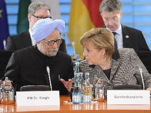 Thủ tướng Đức Angela Merkel (phải) và Thủ tướng Ấn Độ Manmohan Singh (trái) tham dự hội nghị tham vấn liên chính phủ Đức-Ấn Độ lần thứ 2. (Nguồn: AFP/TTXVN)