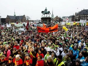 Hàng chục nghìn giáo viên Đan Mạch đã biểu tình tại Copenhagen, phản đối quyết định của chính phủ đóng cửa các trường học. (Nguồn: AFP)