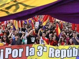 Biểu tình rầm rộ phản đối hoàng gia ở Madrid. (Nguồn: AP)