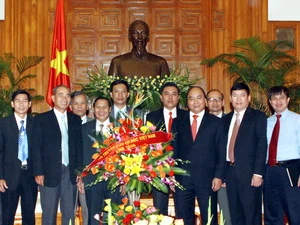 Phó Thủ tướng Nguyễn Xuân Phúc chụp ảnh chung với Đoàn đại biểu Ban Trị sự Hội Truyền giáo Cơ đốc Việt Nam. (Ảnh: Nguyễn Dân/TTXVN)