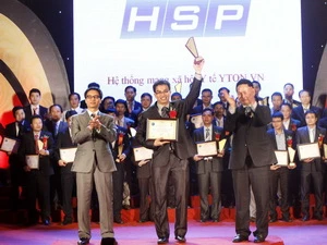 Đại diện Công ty HSP nhận danh hiệu Sao Khuê 2013 với sản phẩm mạng xã hội y tế - Yton.vn. (Ảnh: Minh Tú/TTXVN)
