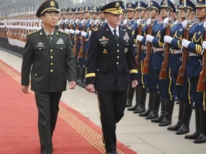 Tổng tham mưu trưởng PLA Phòng Phong Huy (phải) và Chủ tịch Hội đồng tham mưu trưởng liên quân Mỹ Martin Dempsey duyệt đội danh dự quân đội Trung Quốc. (Nguồn: Xinhua)