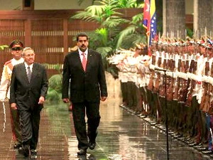 Chủ tịch Cuba Raul Castro (trái) và Tổng thống Nicolas Maduro (phải) duyệt đội danh dự tại lễ đón ở Havana, ngày 27/4. (Nguồn: AFP/TTXVN)