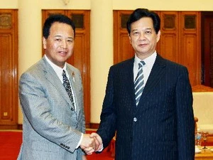 Thủ tướng Nguyễn Tấn Dũng tiếp Bộ trưởng Phụ trách chính sách kinh tế tài chính Nhật Bản Amari Akira. (Ảnh: Doãn Tấn/TTXVN)