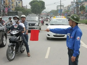 Thanh niên tình nguyện Hà Nội tham gia hướng dẫn giao thông. (Nguồn: thanhdoanhanoi.gov.vn)