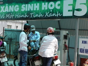 Một điểm bán xăng sinh học E5 của PV Oil tại Hà Nội. (Ảnh: Hoàng Lâm/TTXVN)