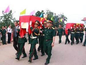 Đón nhận hài cốt liệt sỹ tại Cửa khẩu quốc tế Lao Bảo, huyện Hướng Hóa, tỉnh Quảng Trị. (Ảnh: Hồ Cầu/TTXVN)