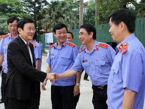 Chủ tịch nước Trương Tấn Sang gặp các cán bộ lãnh đạo Trường Đại học kiểm sát Hà Nội. (Ảnh: Nguyễn Khang/TTXVN)
