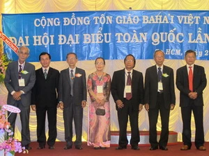 Hội đồng Tinh thần tôn giáo Baha’i Việt Nam nhiệm kỳ 2013-2014 ra mắt đại hội. (Ảnh: Hoàng Anh Tuấn/Vietnam+) 