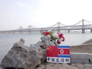 Cây cầu nối hai nước Trung Quốc, Triều Tiên là nơi diễn ra các hoạt động giao thương nhộn nhịp giữa hai nước. (Nguồn: AFP)