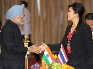 Thủ tướng Thái Lan Yingluck Shinawatra (phải) có cuộc hội đàm với Thủ tướng Ấn Độ Manmohan Singh (trái) đang thăm Thái Lan. (Nguồn: AFP/TTXVN)
