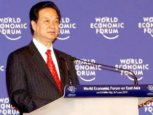 Thủ tướng Nguyễn Tấn Dũng phát biểu khai mạc Diễn đàn kinh tế Thế giới về Đông Á năm 2010 ở Việt Nam. (Ảnh: Đức Tám/TTXVN)