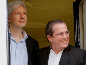 Ngoại trưởng Ricardo Patino (phải) và ông Julian Assange (trái) xuất hiện ở cửa sổ Đại sứ quán Ecuador ở London, 16/6. (Nguồn: AFP) 