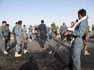 Cảnh sát Afghanistan điều tra tại hiện trường vụ đánh bom liều chết ở Lashkar Gah. (Nguồn: AFP/TTXVN)