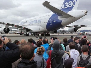 Khách tham quan máy bay Airbus A380 ở triển lãm Le Bourget. (Nguồn: AP)