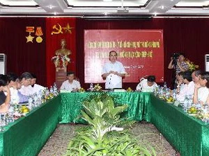 Phó Thủ tướng Nguyễn Thiện Nhân làm việc với Ban lãnh đạo nhà trường. (Ảnh: Minh Quyết/TTXVN)