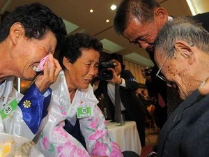 Một người đàn ông xúc động khi gặp lại 2 người em gái ở Triều Tiên. (Nguồn: AFP/TTXVN)