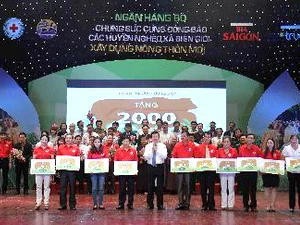 Chủ tịch nước Trương Tấn Sang, Chủ tịch danh dự Hội Chữ thập Đỏ Việt Nam trao tượng trưng 2.000 con bò cho 10 huyện nghèo. (Ảnh: Thanh Tùng/TTXVN)