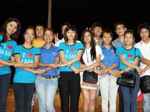 Thanh niên, sinh viên kiều bào nắm tay đoàn kết với với tuổi trẻ Đà Nẵng tại đêm giao lưu. (Ảnh: Trần Lê Lâm/TTXVN)
