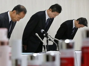Lãnh đạo hãng mỹ phẩm Kanebo xin lỗi khách hàng trong buổi họp báo hôm 4/7 ở Tokyo. (Nguồn: AFP)