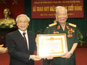 Tổng Bí thư Nguyễn Phú Trọng trao Huy hiệu 75 năm tuổi Đảng cho Đại tướng Lê Đức Anh. (Ảnh : Trí Dũng/TTXVN)