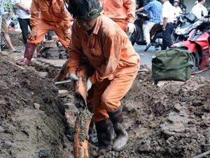 Công nhân điện lực Hà Nội khắc phục sự cố mất điện ở quận Cầu Giấy do vụ tai nạn lao động trưa 29/7. (Nguồn: EVN Hanoi)