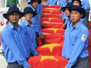 Kiên Giang an táng hài cốt liệt sỹ quân tình nguyện Việt Nam hy sinh tại chiến trường Campuchia. (Ảnh: Lê Sen/TTXVN)