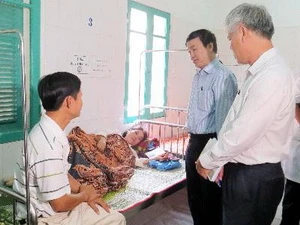 Đoàn công tác của Bộ Y tế thăm các sản phụ có trẻ sơ sinh bị tử vong hiện đang điều trị tại Bệnh viên đa khoa huyện Hướng Hóa. (Ảnh: Hồ Cầu/TTXVN)