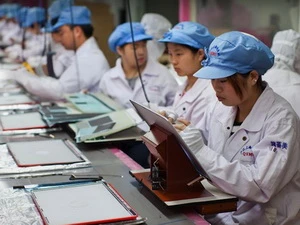 Công nhân sản xuất thiết bị của Apple ở một nhà máy tại Trung Quốc. (Nguồn: techinasia.com)