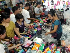 Khách tham quan và mua sản phẩm tại Hội chợ bán lẻ hàng Thái Lan 2013 ở Hà Nội. (Ảnh: Tuấn Anh/TTXVN)