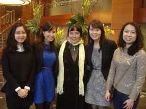 Bà Nguyễn Thị Thu Hương (giữa) với các lưu học sinh Việt Nam tại Anh. (Nguồn: Ảnh do nhân vật cung cấp)