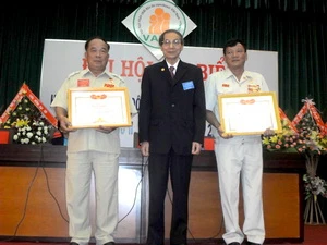Thiếu tướng Trần Xuân Thu, Phó Chủ tịch kiêm Tổng thư ký Hội nạn nhân chất độc da cam Việt Nam (đứng giữa) trao bằng khen cho các cá nhân xuất sắc (Nguồn: VAVA)