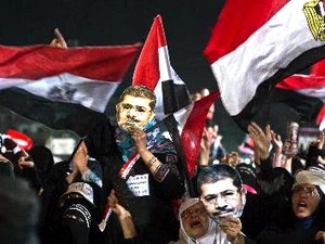 Các thành viên tổ chức anh em Hồi giáo và những người ủng hộ ông Morsi biểu tình ngồi tại quảng trường Rabaa al-Adaweya ở Cairo. (Nguồn: AFP/TTXVN)