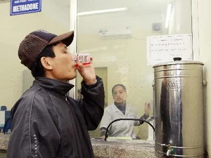 Bệnh nhân uống Methadone tại cơ sở điều trị cai nghiện ma túy bằng Methadone ở quận Lê Chân, thành phố Hải Phòng. (Ảnh: Doãn Tấn/TTXVN)