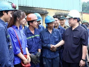 Phó Thủ tướng Hoàng Trung Hải đến thăm cán bộ, công nhân Công ty than Nam Mẫu thuộc Vinacomin. (Ảnh: Trọng Đức/TTXVN).