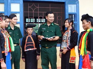 Chiến sỹ Biên phòng tuyên tuyền chính sách pháp luật cho đồng bào dân tộc Hà Nhì, Mường Nhé, tỉnh Điện Biên. (Ảnh: Trọng Đức/TTXVN)