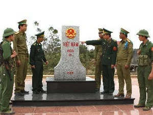 Lực lượng vũ trang hai nước phối hợp bảo vệ cột mốc biên giới 605 trên biên giới Việt Lào. (Ảnh: Anh Tôn/TTXVN)