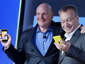 CEO của Microsoft Steve Ballmer (trái) và Stephen Elop CEO Nokia vui mừng giới thiệu Nokia Lumia 920 chạy hệ điều hành Windows. (Nguồn: AP)