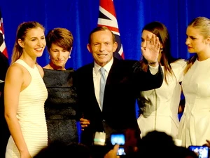 Ông Tony Abbott (giữa) cùng các thành viên trong gia đình mừng chiến thắng tại Sydney. (Nguồn: AFP/TTXVN)