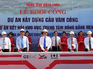 Thủ tướng Nguyễn Tấn Dũng và các đại biểu phát lệnh khởi công Dự án xây dựng cầu Vàm Cống. (Ảnh: Đức Tám/TTXVN)